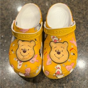 Like new Pooh bear Disney parks crocs size 8 men 10 women